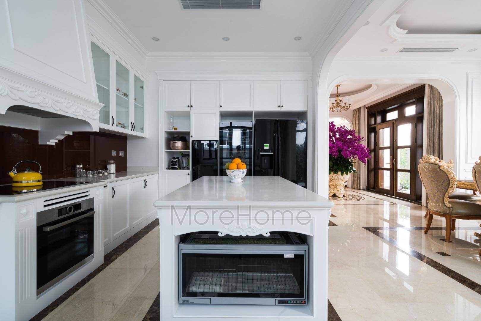 Không gian phòng bếp kết hợp phòng ăn rộng lớn phù hợp với các gia đình nhiều thế hệ cũng như đón tiếp khách tới chơi Thiết kế nhà bếp tiện nghi sang trọng