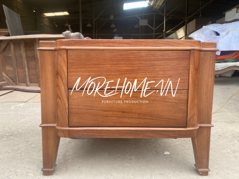 Tab đầu giường gỗ tự nhiên có chân hiện đại được sản xuất tại Morehome với đội ngũ thợ lành nghề, công nghệ máy móc mang tới sản phầm có giá trị sử dụng và thẩm mỹ cao