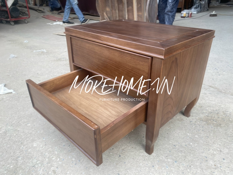 Thi công tab đầu giường gỗ tự nhiên có chân hiện đại tiện dụng cho sử dụng, có ngăn kéo cất trữ những món đồ nhỏ gọn gàng, thẩm mỹ